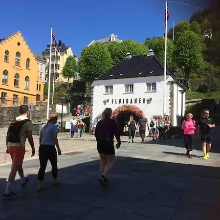 Hel I Med Flott Utsikt Og 4 Soverom 卑爾根